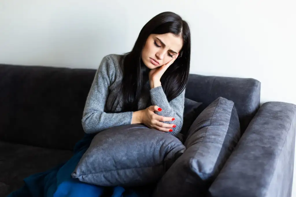 Woman with toothache seeking wisdom teeth removal in Melbourne